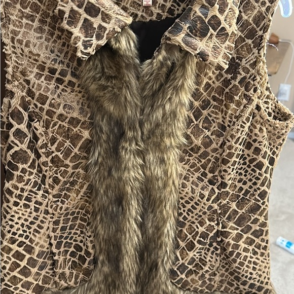 2 Women’s Animal Print Vests - Picture 2 of 6